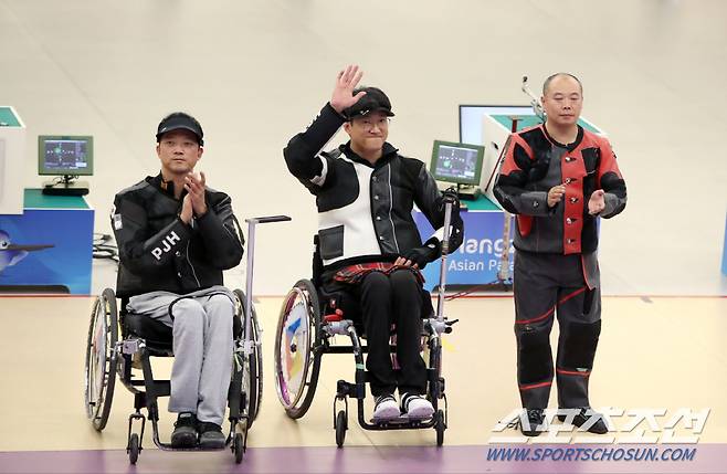 1위가 확정된 순간 손을 흔드는 이장호. 항저우공동취재단