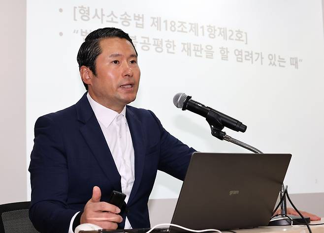 23일 오전 경기도의회 중회의실에서 쌍방울 대북송금 의혹(외국환거래법 위반), 뇌물 및 정치자금법 위반 등의 혐의로 재판 중인 이화영 전 경기도 평화부지사의 변호인(법무법인 KNC 김현철 변호사)이 기자회견을 열고 재판부(수원지법 형사11부) 기피신청서를 제출하는 사유에 대해 밝히고 있다. /연합뉴스