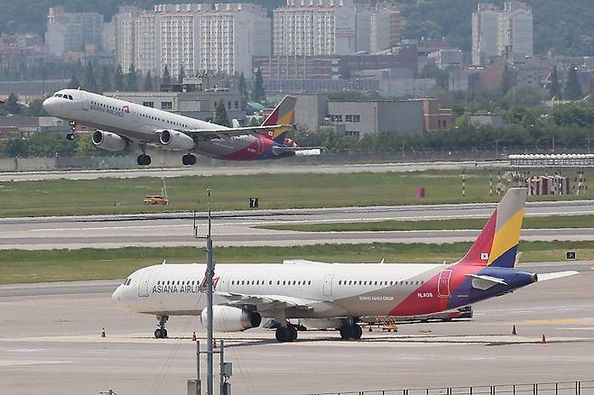 서울 강서구 김포공항 계류장에 아시아나항공 여객기가 이륙을 앞두고 있는 모습. 사진은 기사와 관련 없음. / 뉴스1