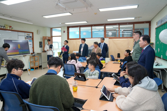 영어교육 나눔 한마당 행사에서 김지철 교육감을 비롯한 관계자들이 인공지능을 활용한 영어수업을 참관하고 있다. 사진=충남교육청 제공.