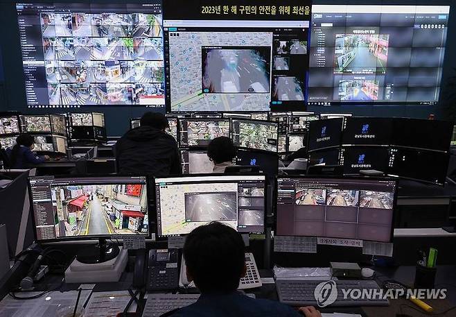 19일 오후 서울 강남도시관제센터에서 관제요원들이 CCTV 모니터링을 하고 있다.ⓒ연합뉴스