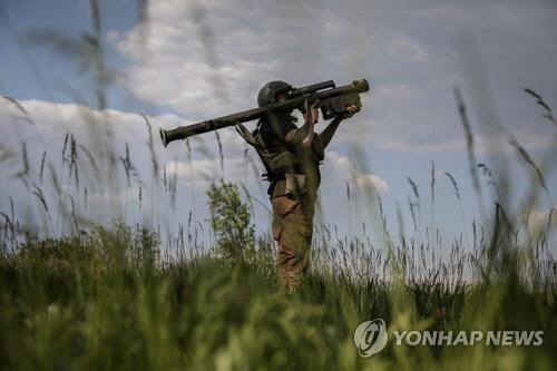 스팅어 미사일 조준하는 우크라이나군 병사[EPA 연합뉴스 자료사진]