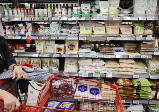 11일 서울 한 대형마트의 소금·설탕 매대. [연합뉴스]