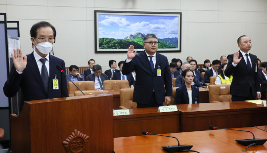 이강섭(왼쪽) 샤니 대표이사가 12일 국회 환경노동위원회에서 열린 고용노동부에 대한 국정감사에 증인으로 출석해 의원질의에 답변하고 있다. 연합뉴스