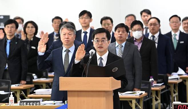 김동연 경기도지사가 23일 오전 경기 수원시 영통구 경기도청에서 열린 국회 국토교통위원회의 경기도에 대한 국정감사에서 증인선서를 하고 있다. 뉴스1