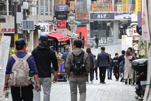 22일 서울 용산구 이태원 세계음식거리를 찾은 시민들이 거리를 오가고 있다. 연합뉴스