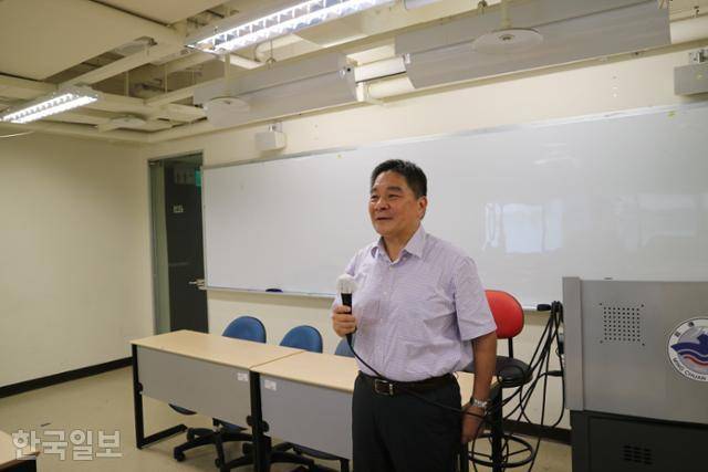 지난 8월 30일 대만 타이베이시에서 만난 후루이저우 대만정치대 대만안전연구센터 부주임이 한국의 인도태평양 전략의 필요성에 대해 설명하고 있다. 타이베이=김진욱 기자