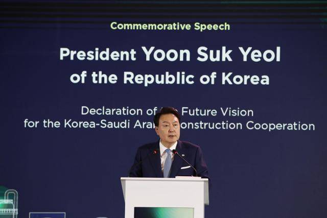 사우디아라비아를 국빈 방문 중인 윤석열 대통령이 23일 리야드의 네옴 전시관에서 열린 한·사우디 건설협력 50주년 기념식에서 기념사를 하고 있다. 리야드=연합뉴스