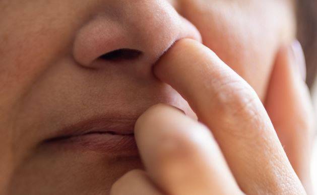 코딱지를 먹는다고 건강에 큰 문제가 생기지는 않는다./사진=게티이미지뱅크