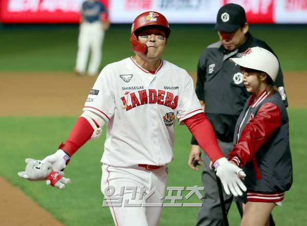 '2023 신한은행 SOL KBO 포스트시즌' NC 다이노스와 SSG 랜더스의 준플레이오프 2차전 경기가 23일 오후 인천 SSG랜더스필드에서 열렸다. SSG 한유섬이 6회 중월 1점 홈런을 날리고 기뻐하고 있다. 4회 투런포에 이은 연타석 홈런. 인천=정시종 기자