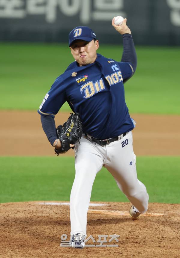 '2023 신한은행 SOL KBO 포스트시즌' NC 다이노스와 SSG 랜더스의 준플레이오프 2차전 경기가 23일 오후 인천 SSG랜더스필드에서 열렸다. NC 투수 최성영이 4회 선발 송명기에 이어 등판 역투하고 있다. 인천=정시종 기자 capa@edaily.co.kr /2023.10.23.