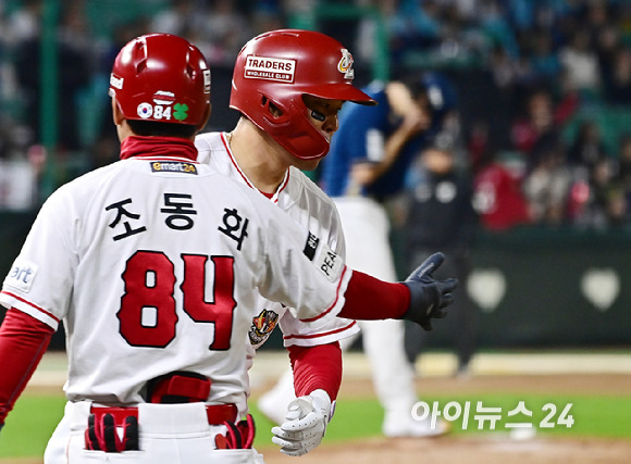 23일 오후 인천SSG 랜더스필드에서 '2023 KBO 포스트시즌' SSG 랜더스와 NC 다이노스의 준플레이오프 2차전 경기가 열렸다.4회말 무사 1루 SSG 한유섬이 투런 홈런을 때린 뒤 기뻐하고 있다. [사진=곽영래 기자]