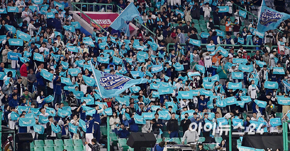 23일 오후 인천SSG 랜더스필드에서 '2023 KBO 포스트시즌' SSG 랜더스와 NC 다이노스의 준플레이오프 2차전 경기가 열렸다.NC 팬들이 응원을 하고 있다. [사진=곽영래 기자]