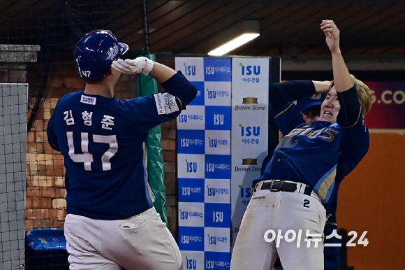 23일 오후 인천SSG 랜더스필드에서 '2023 KBO 포스트시즌' SSG 랜더스와 NC 다이노스의 준플레이오프 2차전 경기가 열렸다.8회초 무사 NC 김형준이 솔로 홈런을 때린 뒤 박민우과 기뻐하고 있다. [사진=곽영래 기자]