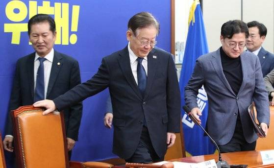 이재명 더불어민주당 대표가 23일 오전 서울 여의도 국회에서 열린 최고위원회의에 참석하고 있다. 뉴스1