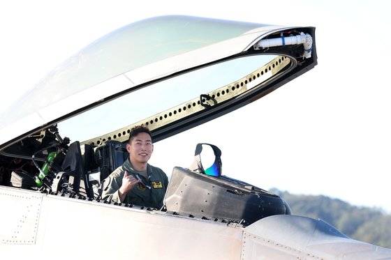 미국 하와이에서 F-22 랩터를 몰고 한국을 찾은 데이비드 정 미국 공군 소령. 한국항공우주산업진흥협회