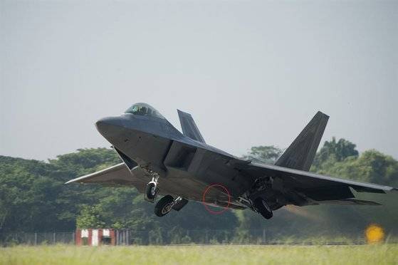 이륙 중인 F-22 랩터 아래에 룬버그 렌즈라는 레이더 리플렉터(빨간원)이 보인다. 미 공군