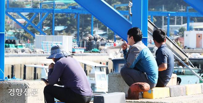 한숨만 청년 어민들이 지난 16일 전남 완도군 금일읍의 전복 양식장 앞에서 바다로 나가기 전 함께 앉아 이야기를 나누고 있다. 한수빈 기자 subinhann@kyunghyang.com