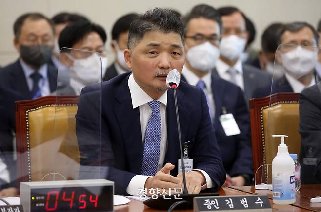 김범수 카카오 미래이니셔티브센터장이 24일 서울 여의도 국회 과학기술정보방송통신위원회에서 열린 국정감사에서 의원 질의에 답변하고 있다./박민규 선임기자