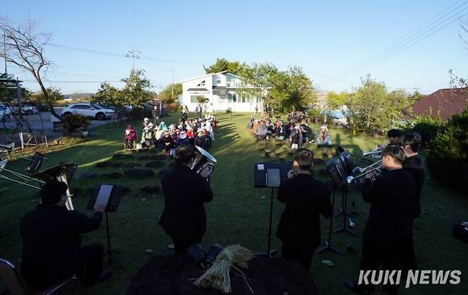 20일 오후 4시 경기 연천군 원당리 잔디마당에서 DMZ 오픈 페스티벌 ‘찾아가는 음악회’가 열렸다. 사진=박효상 기자