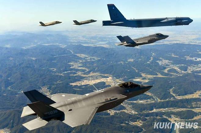 지난 17일 미국 공군의 B-52H 전략폭격기와 한국 공군의 F-35A 전투기들이 한반도 상공에서 한미 연합공중훈련을 실시하고 있다.