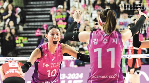 흥국생명 김연경이 22일 인천 삼산체육관에서 열린 2023-2024시즌 도드람 V리그 1라운드 경기 페퍼저축은행과의 경기에서 득점을 한 뒤 ‘절친’ 김수지를 향해 포효하며 달려가고 있다. 김연경을 앞세운 흥국생명은 시즌 시작 후 3연승을 질주했다. KOVO 제공