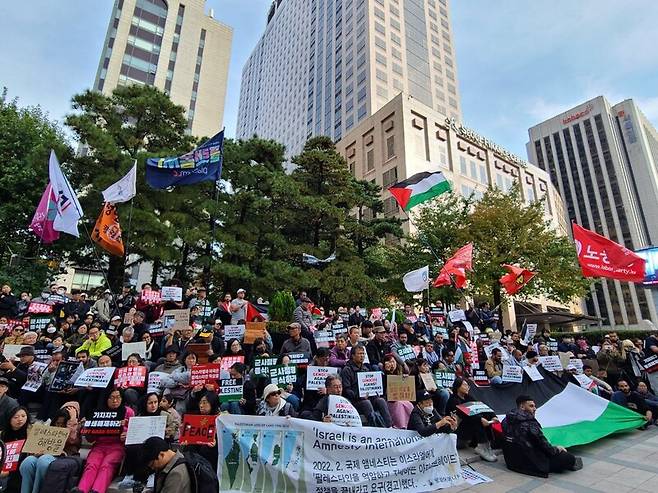 ▲팔레스타인인을 비롯한 이주민과 한국 시민사회 지지자 500여명이 22일 오후 '이스라엘의 가자지구 공격을 규탄하는 한국시민사회 긴급행동'이 서울 파이낸스센터 앞에서 주최한 '팔레스타인 집단학살 규탄 집회'에 참가했다.