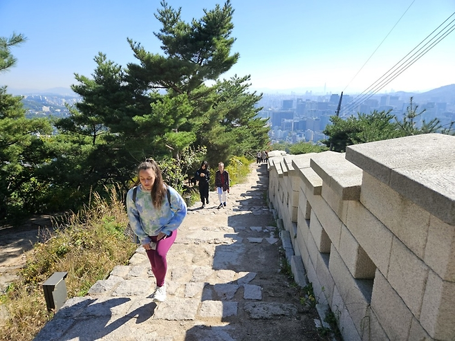 지난 21일 한 외국인 관광객이 인왕산을 오르고 있다. [사진 출처 = 서울시]