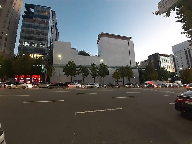 초고급 주거시설로 개발을 추진중인 청담동 프리마호텔이 철거를 앞두고 가림막으로 완전히 가려져 있다. 금융권이 대출 연장을 거부하면서 사업이 난관에 직면했다.