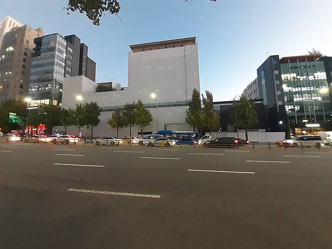 초고급 주거시설로 개발을 추진중인 청담동 프리마호텔이 철거를 앞두고 가림막으로 완전히 가려져 있다. 금융권이 대출 연장을 거부하면서 사업이 난관에 직면했다.