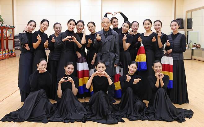 [서울=뉴시스] 유인촌 문화체육관광부 장관이 20일 전북 남원 국립민속국악원을 방문해 단원들을 격려한 뒤 기념촬영을 하고 있다. (사진=문화체육관광부 제공) 2023.10.20. *재판매 및 DB 금지