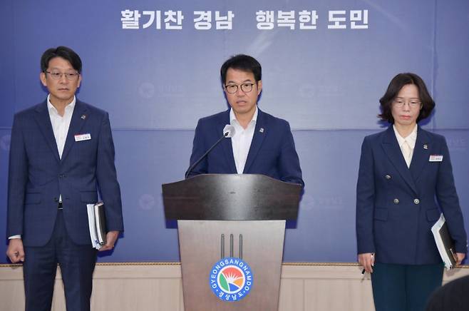 김영삼 경남도 교통건설국장이 마창대교의 국제중재 제소에 대한 대응 등을 설명하고 있다./사진제공=경남도