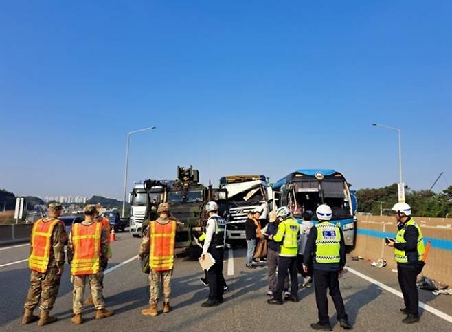 미군 장갑차와 통근버스, 화물차 등 4중 충돌사고가 평택제천고속도로에서 발생했다. 사고 현장 모습. /사진=뉴스1(경기도소방재난본부 제공)