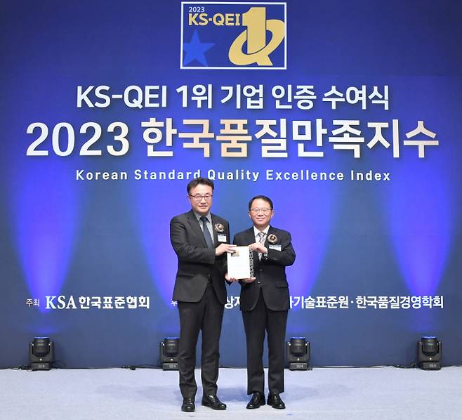 한국타이어가 한국품질만족지수에서 15년 연속 1위에이름을 올렸다. 사진은 최근 서울 롯데호텔에서 열린 2023 한국품질만족지수 1위 기업 인증 수여식에 참석했던 김학주(왼쪽) 한국타이어 품질본부장, 강명수 한국표준협회 회장. /사진=한국타이어