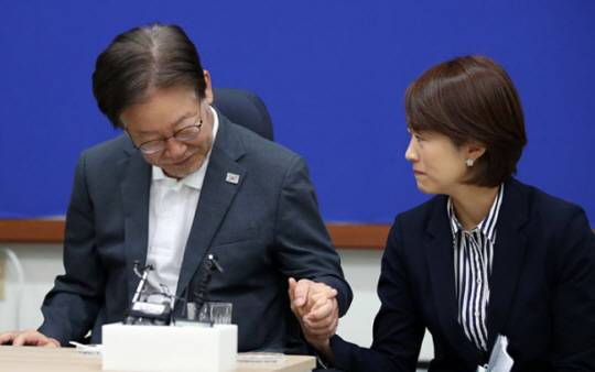 단식투쟁 14일차이던 이재명 더불어민주당 대표가 9월 13일 오전 서울 여의도 국회 당대표실에서 고민정 최고위원과 손을 잡고 있는 모습. 뉴시스