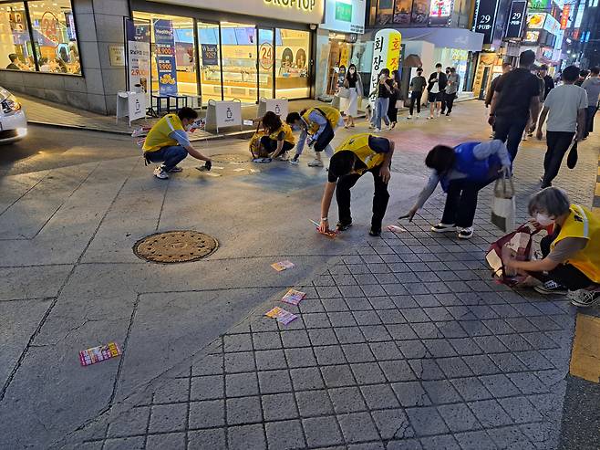 서울 강남구는 학생들이 등교하기 전에 불법 선정성 전단지를 치우기 위해 자원봉사자 플로깅(조깅하며 쓰레기 줍기)을 운영한다. [강남구 제공]