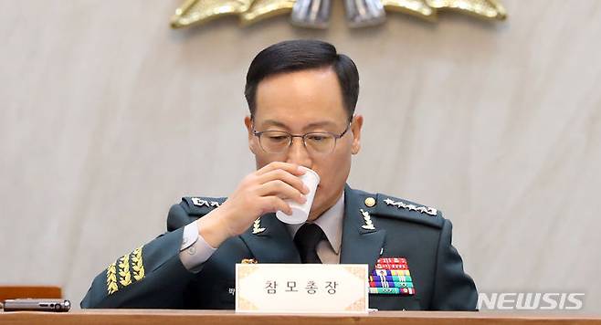 [계룡대=뉴시스] 강종민 기자 = 23일 충남 계룡대 육군본부에서 열린 국회 국방위원회의 육군본부에 대한 국정감사에서 박정환 육군참모총장이 물을 마시고 있다. 2023.10.23. ppkjm@newsis.com