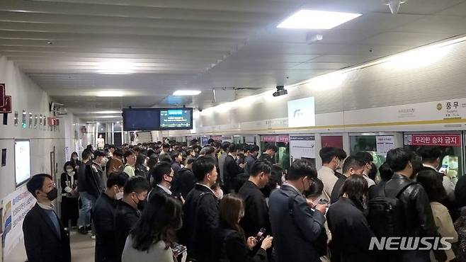 [김포=뉴시스] 정일형 기자 = 23일 오전 김포 풍무역 김포골드라인 출근현장 모습. (사진은 김포시 제공)