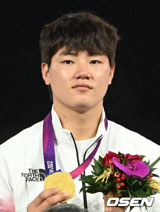 [OSEN=사오싱(중국), 김성락 기자] 류중일 감독이 이끄는 한국 야구 대표팀이 4회 연속 우승을 차지했다.&nbsp;한국은 7일(이하 한국시간) 중국 저장성 사오싱 야구장에서 열린 2022 항저우 아시안게임 야구 결승전에서 대만을 2-0으로 눌렀다. 이로써 지난 2일 대만과의 B조 예선 2차전 0-4 완패를 설욕하며 금메달을 목에 걸었다.&nbsp;경기 종료 후 대한민국 장현석이 금메달과 함께 기념촬영을 하고 있다. 2023.10.07 /ksl0919@osen.co.kr2023.10.07 /ksl0919@osen.co.kr