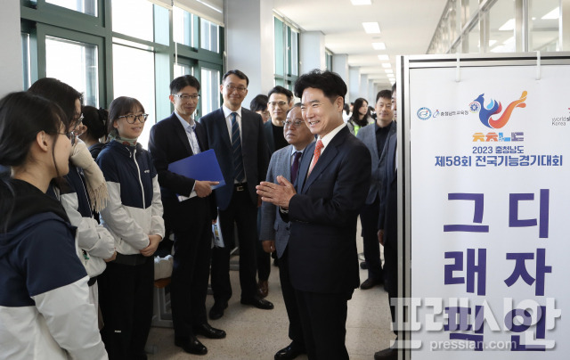 ▲김대중 전남교육감이 전국 기능경기대회 참여 학생들을 격려하고 있다.ⓒ전라남도교육청