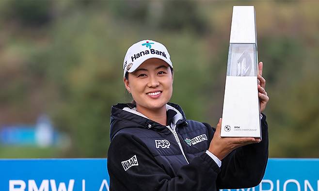 이민지가 22일 경기 파주 서원밸리 컨트리클럽 서원힐스 코스에서 열린 LPGA 투어 BMW 레이디스 챔피언십에서 우승한 뒤 트로피를 들고 밝게 웃고 있다. 파주=연합뉴스