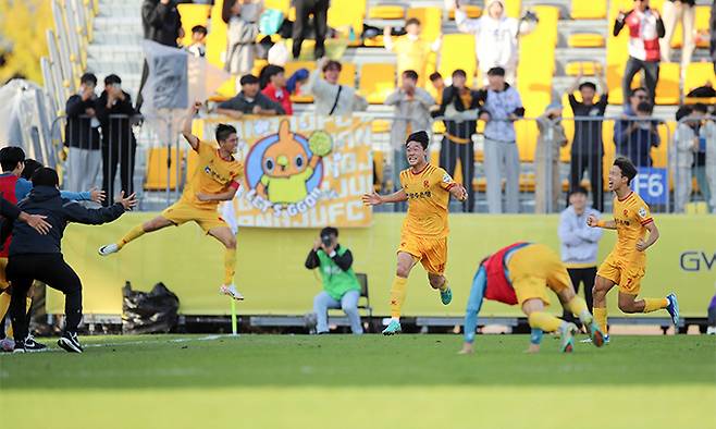 광주 이건희(오른쪽)가 21일 광주축구전용구장에서 열린 K리그1 34라운드 홈경기에서 결승골을 터트린 뒤 팀 동료들과 함께 기뻐하고 있다. 한국프로축구연맹 제공