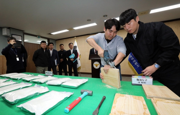 나무 도마 홈에 필로폰 74㎏을 숨겼다 - 서울 영등포경찰서가 10일 오전 대회의실에서 수백만명이 투약할 수 있는 분량의 필로폰 74㎏을 국내로 대량 밀반입해 일부 유통한 한국,중국,말레이시아 3개국 국제연합 마약조직을 검거했다고 밝히고 나무 도마를 이용한 마약 은닉 수법을 공개하고 있다. 필로폰을 제조한 말레이시아 조직이 나무 도마에 홈을 판 뒤 약을 숨기는 식으로 국내에 몰래 들여오면, 한국 조직이 밀반입해 운반 및 보관을 하고 중국 조직은 유통한 것으로 전해졌다. 2023.10.10 연합뉴스