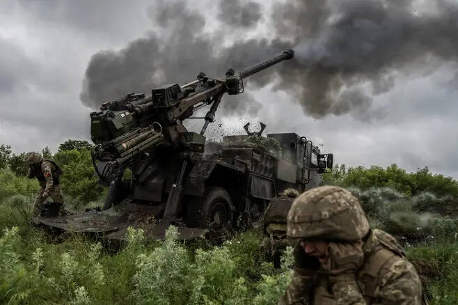 2023년 5월 31일(현지시간) 우크라이나 동부 소도시 아우디이우카 인근 지역에서 우크라이나 제55독립포병여단이 러시아군 진지를 향해 카이사르 자주포를 발사하고 있다. / 사진=로이터 연합뉴스