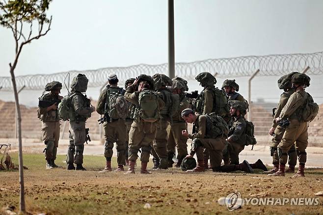 가자지구 국경 앞의 이스라엘군 장병 [AFP=연합뉴스]