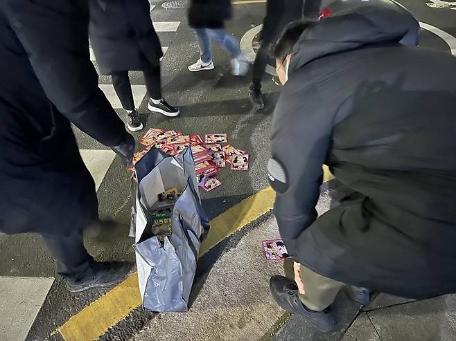 불법 전단지 단속현장 [강남구 제공. 재판매 및 DB 금지]