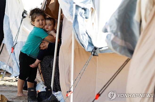 가자지구 난민 캠프서 포옹하는 어린이들 (칸유니스 로이터=연합뉴스) 이스라엘군 공습으로 집을 잃은 가자지구 주민들이 19일(현지시간) 남부 칸 유니스의 유엔개발계획(UNDP) 난민캠프에 모인 가운데 어린이들이 포옹하고 있다. 유엔에 따르면 전날 오후 5시 기준 가자지구 내 누적 사망자 중 4분의 1가량이 어린이인 것으로 나타났다. 2023.10.20 besthope@yna.co.kr