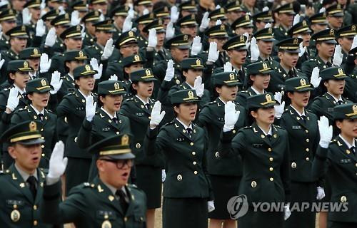 신임 장교들 임관선서 [연합뉴스 자료사진]