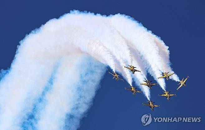 '곡예비행'…인파 몰린 ADEX 국제 항공우주·방위산업 전시회