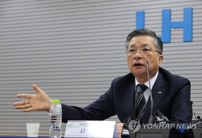 철근 누락 아파트 5곳 추가 기자회견하는 이한준 LH 사장 (서울=연합뉴스) 김성민 기자 = 11일 오전 서울 강남구 한국토지주택공사(LH) 서울지역본부에서 열린 무량판 구조가 적용된 아파트 전수조사 관련 기자회견에서 이한준 사장이 발언하고 있다.
이 사장은 91개 아파트 단지 전수조사 과정에서 철근이 누락된 단지 5곳이 누락 정도가 경미하다고 자체 판단해 지난 발표에서 제외했다는 사실을 발표했다. 2023.8.11 ksm7976@yna.co.kr